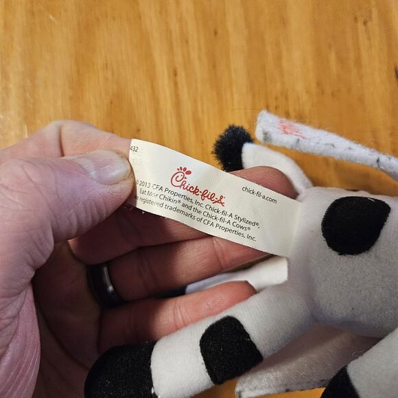 Chick-fil-A Eat Mor Chikin Cow Plush Lot Of 2 2013 2022 Advertising Toys - Picture 11 of 12